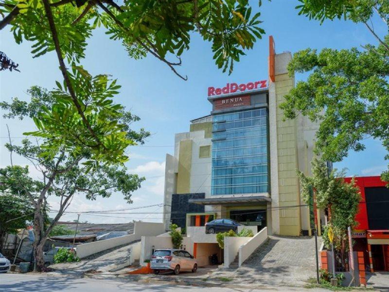 RedDoorz Plus near Hotel Benua Kendari Exterior foto