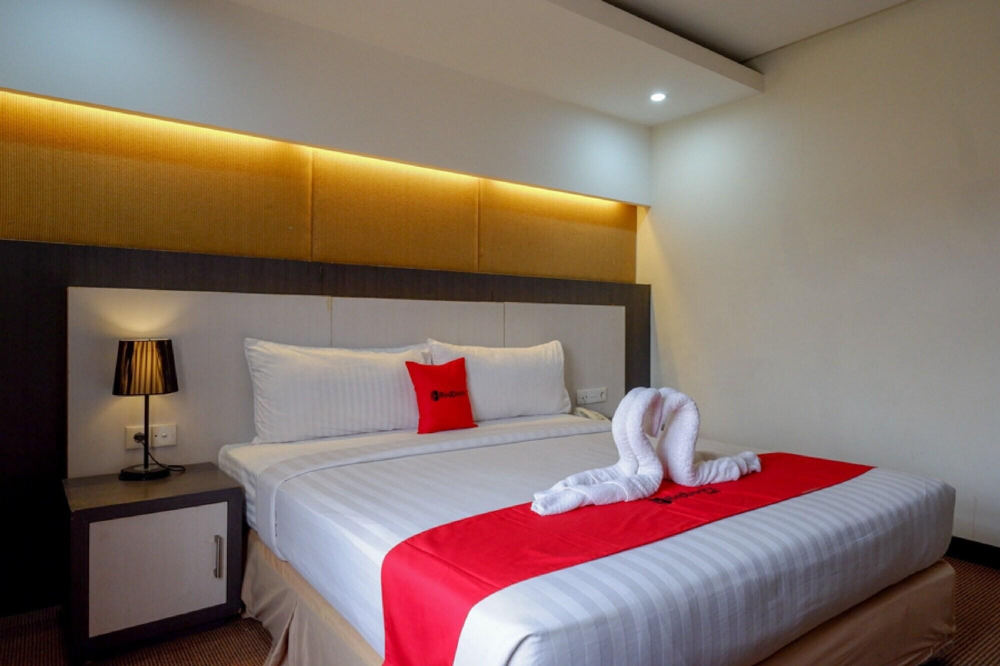 RedDoorz Plus near Hotel Benua Kendari Exterior foto