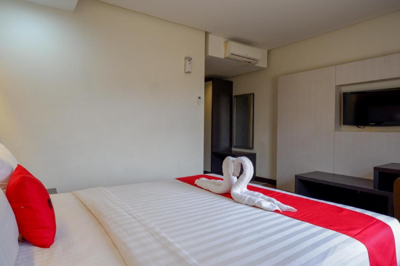 RedDoorz Plus near Hotel Benua Kendari Exterior foto