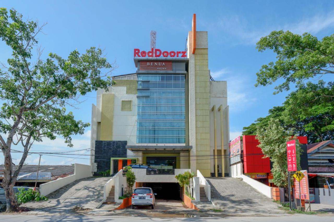 RedDoorz Plus near Hotel Benua Kendari Exterior foto