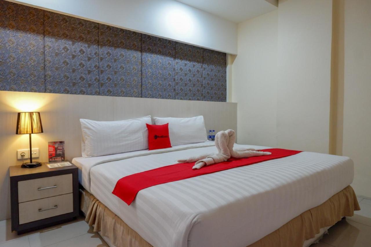 RedDoorz Plus near Hotel Benua Kendari Exterior foto